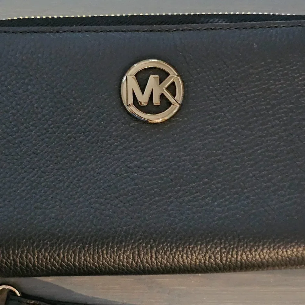 Michael Kors Women's Jet Set Black Pebbled Leather Zip Around Wallet